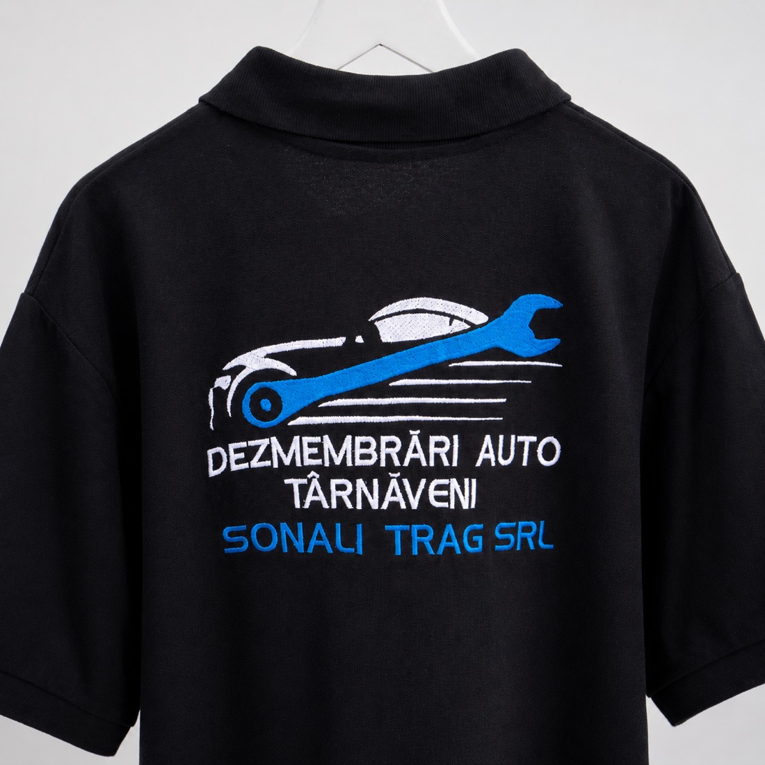 Tricou polo brodat cu logo pentru firmă auto și dezmembrări