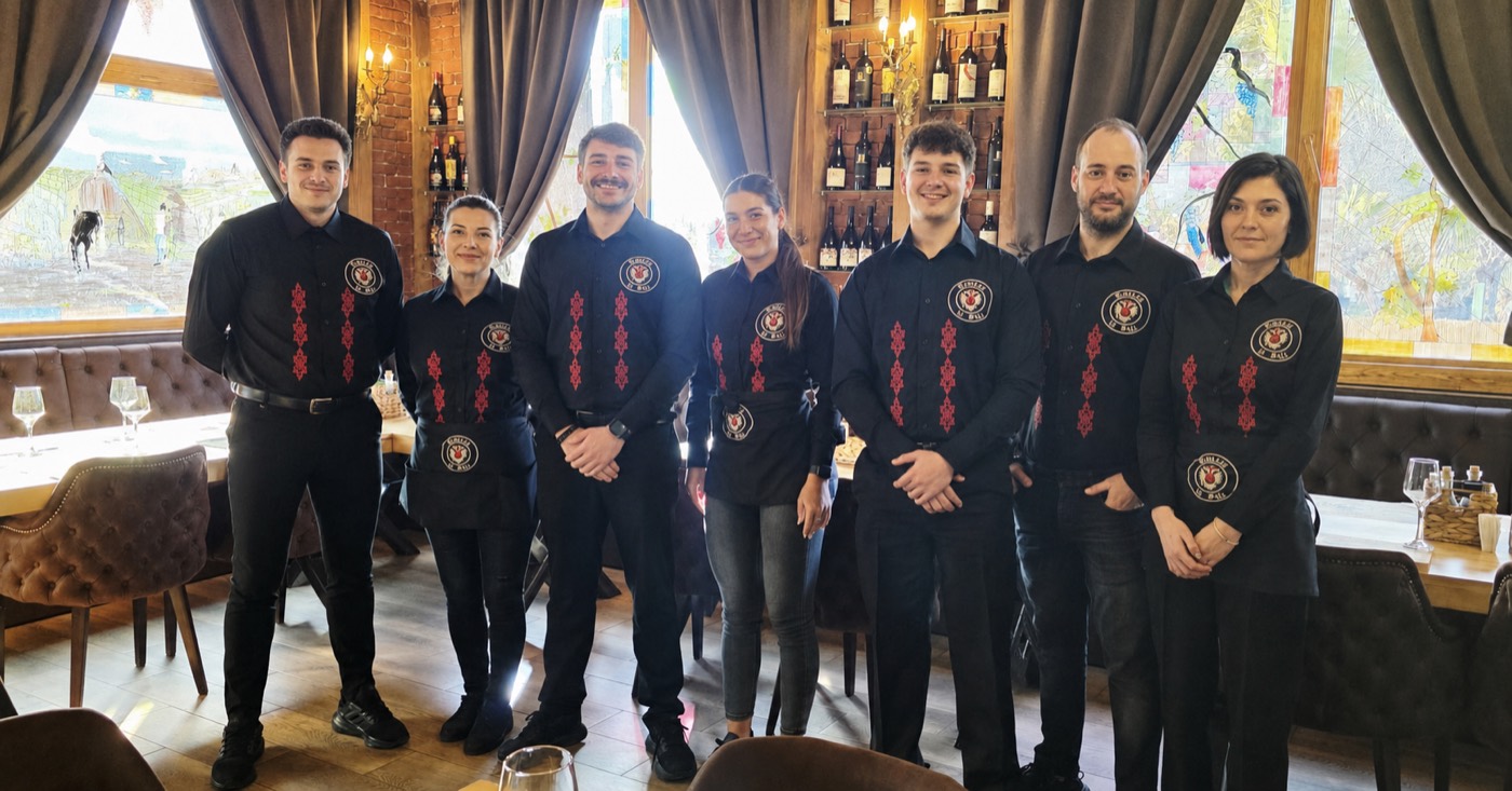 Echipă de restaurant în uniforme negre brodate cu logo